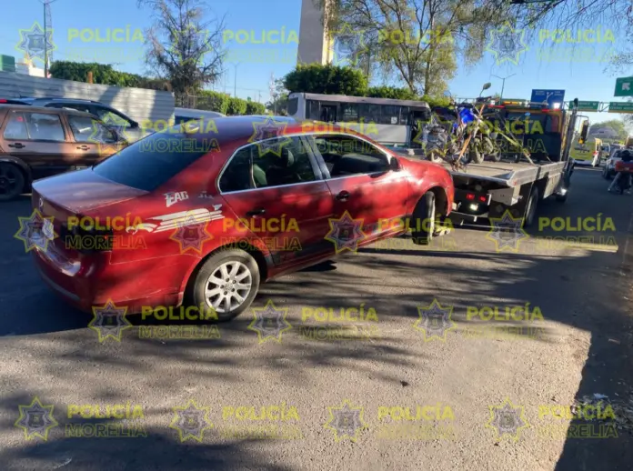 Policía Morelia asegura vehículo con reporte de robo y detiene a una persona