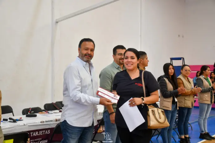 Julio Arreola refrenda su compromiso con la educación durante entrega de becas Rita Cetina en Pátzcuaro