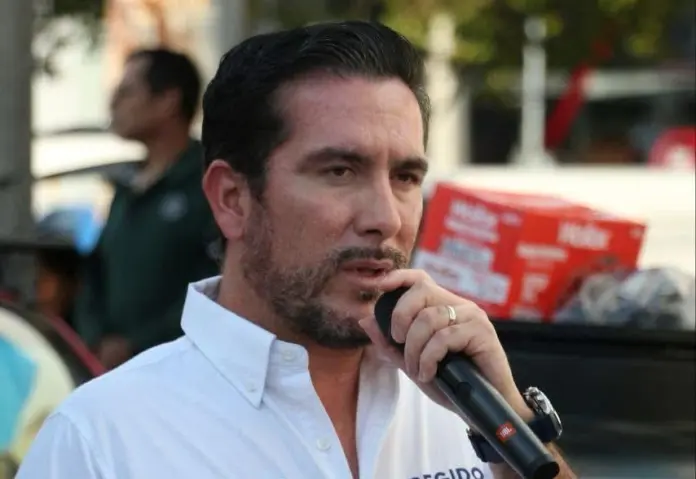 Hugo Servín Chávez beneficia a 17 familias más con paquetes de calentadores solares