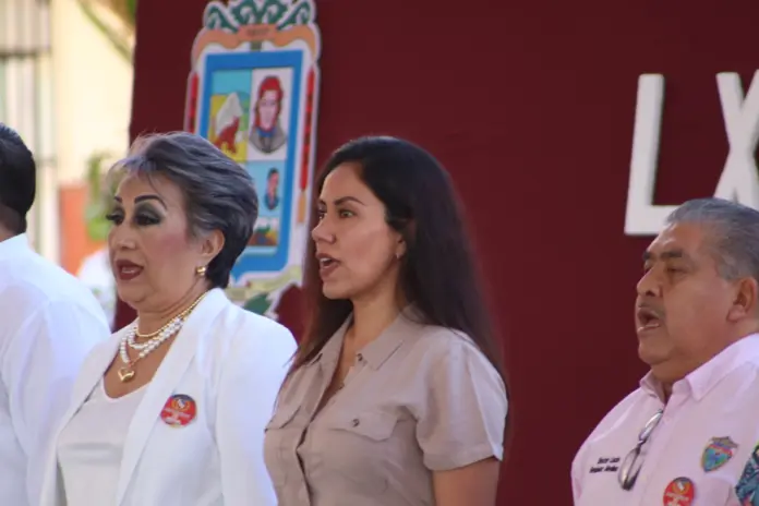 Fanny Arreola reconoce la escuela Morelos como parte de la transformación en la educación de Apatzingán.