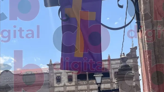 El significado detrás del blanco y el morado de la procesión del silencio