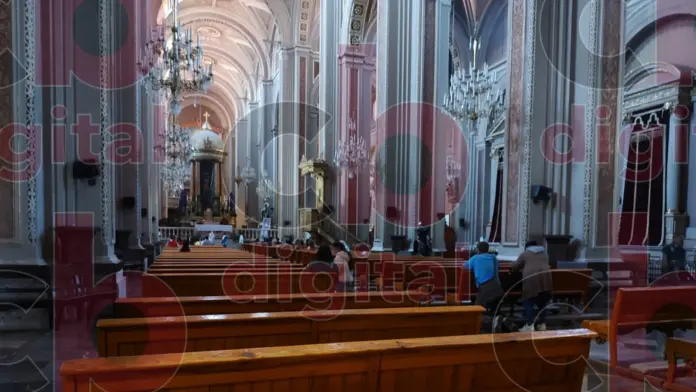 Turismo queda maravillado por la Catedral de Morelia y decoración alusiva a la Semana Santa