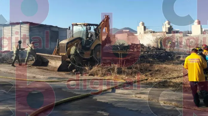 Se quema madera en un predio de Camponubes, en Morelia