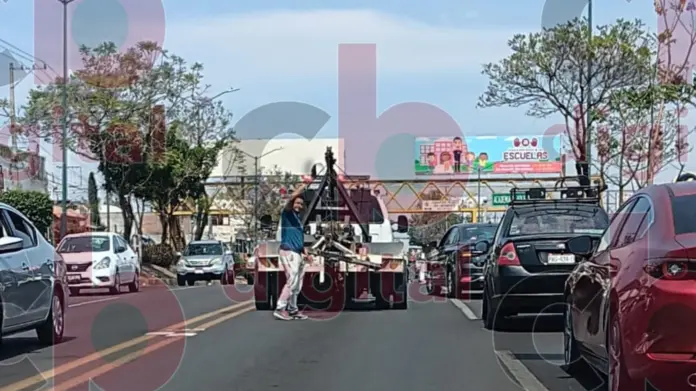 Se le para la grúa afuera del Galaxxxies de Morelia