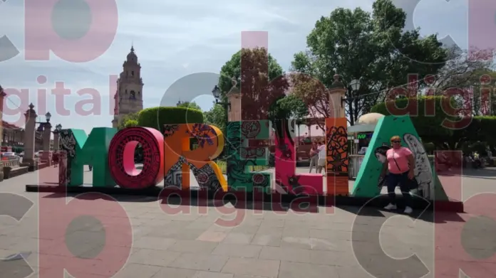 Locales y visitantes entusiasmados por personalización del Centro Histórico de Morelia en días santos