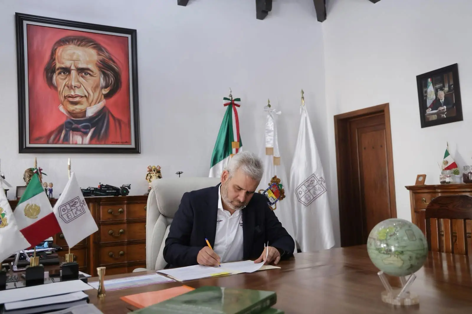 Gobernador firma decreto que prohíbe narcocorridos en conciertos en Michoacán Gobernador firma decreto que prohíbe narcocorridos en conciertos en Michoacán