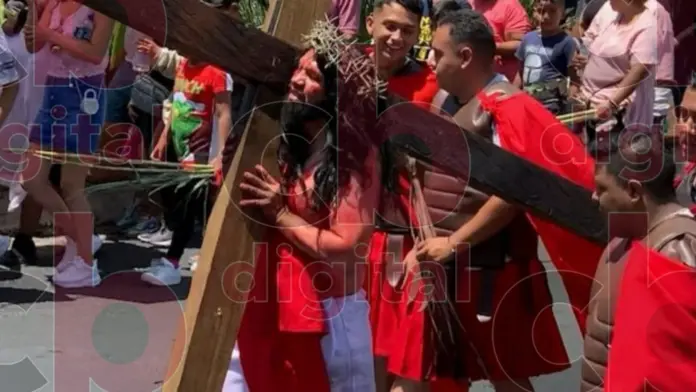 Alfredo se prepara para representar a Jesús de Nazaret en el viacrucis de la colonia Juárez