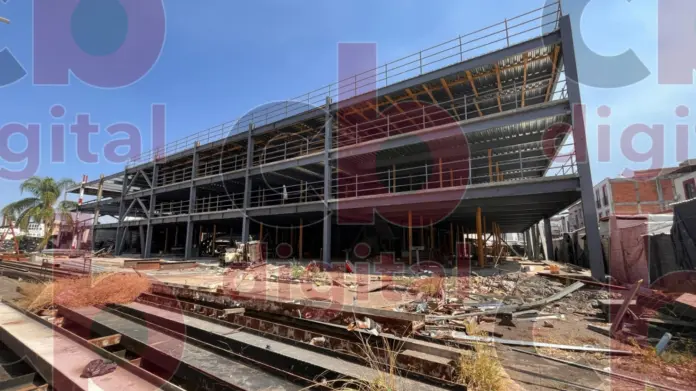 Comerciantes del Mercado Independencia con gran frustración por lo lento de la construcción del Estacionamiento