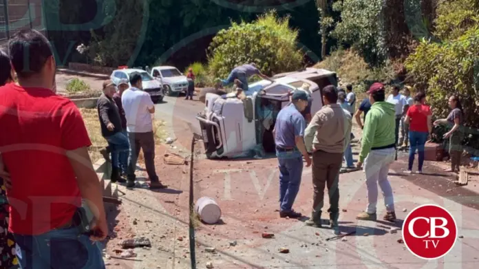 Camioneta y se estrella contra un kínder en Tancítaro