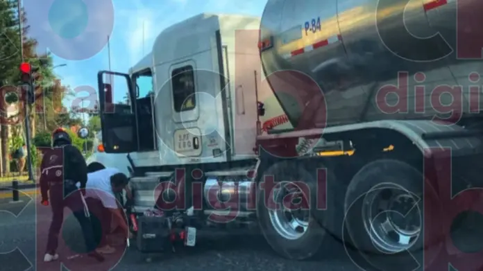 Tráiler aplasta una motocicleta en Morelia