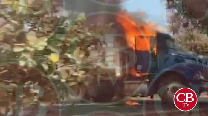 2 oxxos y 15 autos incendiados por delincuentes en Michoacán