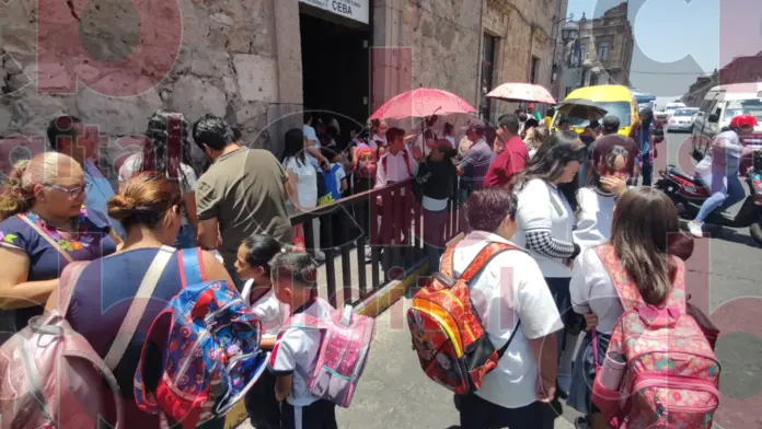 Niñas y niños regresan a sus aulas, después de unas merecidas vacaciones