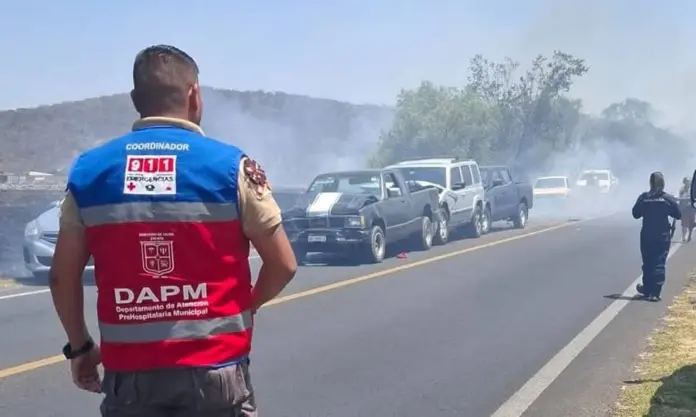 Quema de pasto genera choque múltiple en Zacapu