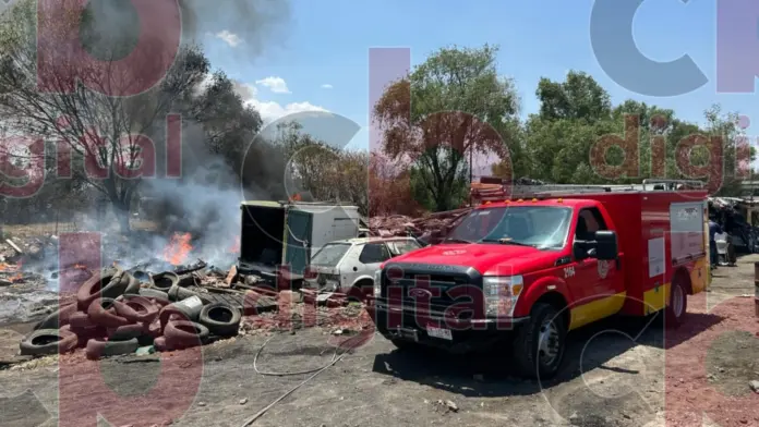 Se quema caja de camioneta en un deshuesadero de autos en Morelia