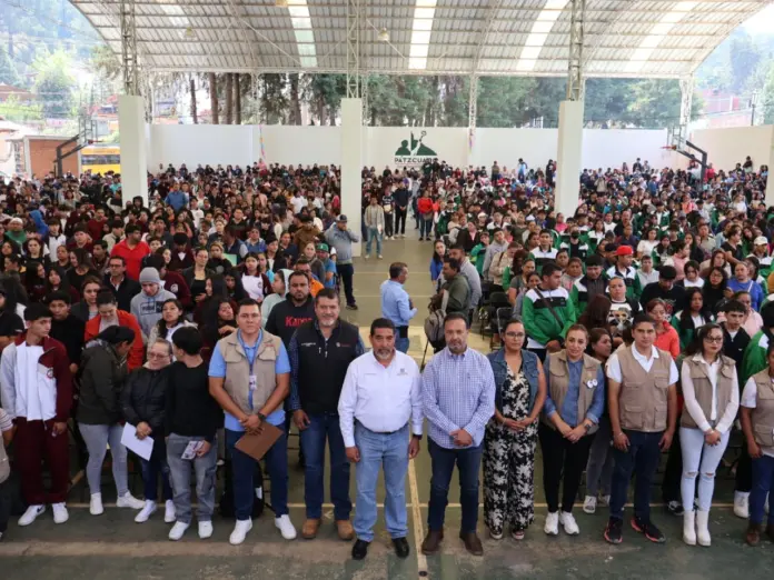 Julio Arreola celebra entrega de becas Benito Juárez a estudiantes de nivel medio superior en Pátzcuaro