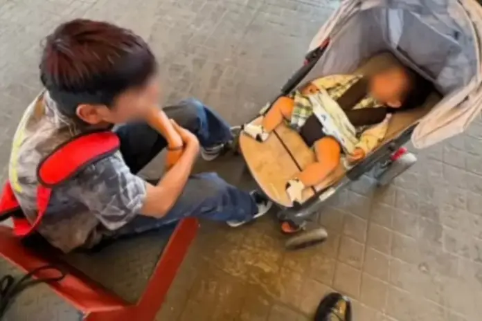 Encuentran a niño viajando con un bebé sin un adulto en el mexibus