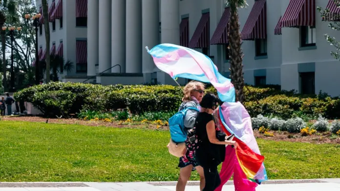 Arrestan a estudiante transgénero en el Capitolio de Florida por uso de baño femenino