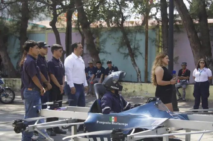 Universitarios construyen el primer auto volador mexicano