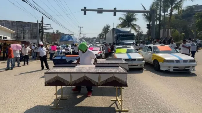 Transportistas bloquean acceso a Acapulco con féretros vacíos en demanda de seguridad