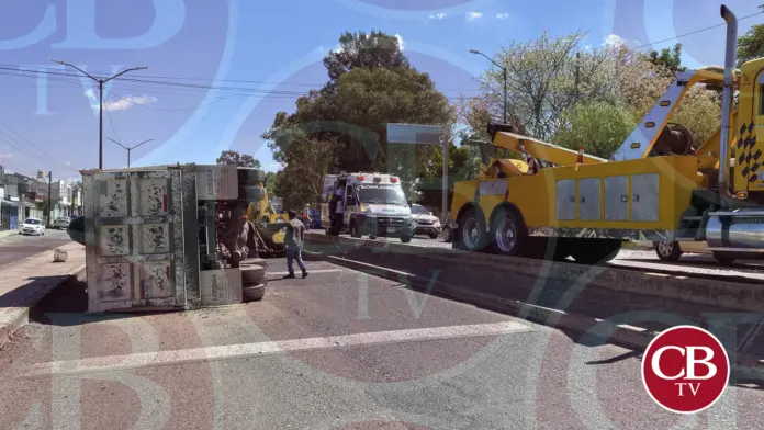 Vuelca camión de carga en el libramiento de Morelia