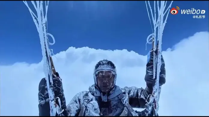 #Video: Parapentista Chino sobrevive tras ser succionado por una nube
