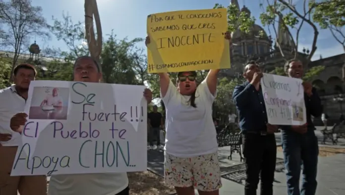 Habitantes de Teuchitlán marchan en defensa de su alcalde imputado por relación con rancho Izaguirre