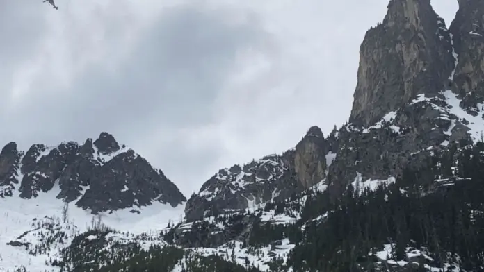 Montañista cae de 120 metros de altura y logra sobrevivir