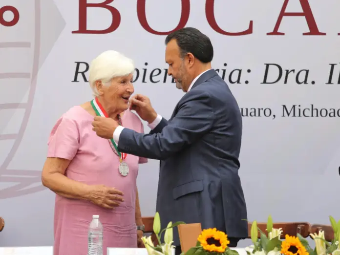 Julio Arreola entrega la XXXII Presea Gertrudis Bocanegra a la Dra. Ilse Brunner