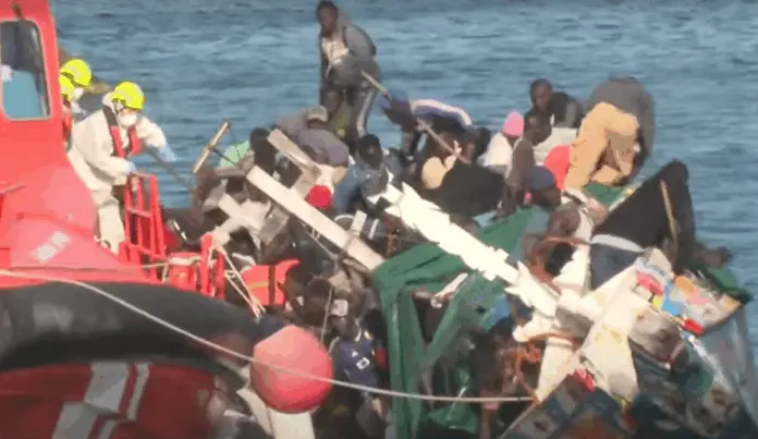 Siete fallecidos tras volcar un cayuco en el puerto de La Restringa