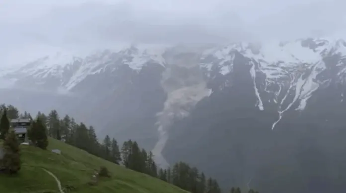 Desprendimiento de un glaciar arrasa pueblo suizo