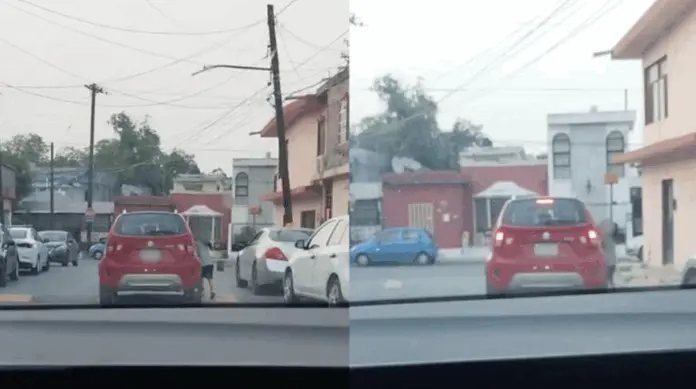 Captan a niña corriendo colgada de la puerta de un auto en movimiento en Nuevo León