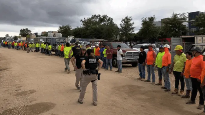 Arrestan a más de 100 migrantes en construcción en Florida