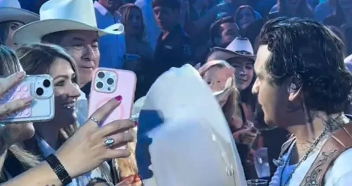 #Video: Christian Nodal regaña a fan por intentar quitarle el sombrero en pleno concierto