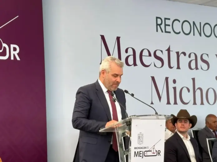 Bedolla entrega reconocimientos a maestros y maestras de Michoacán