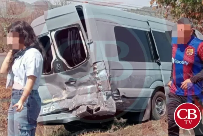 Camioneta choca a turistas en la Morelia-Pátzcuaro