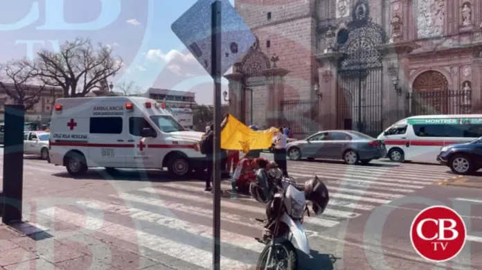 Moto atropella a una abuelita afuera de la Catedral de Morelia