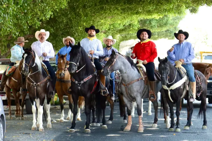 Octavio Ocampo Cordova Participa en la Cabalgata de las Fiestas Patronales en Cojumatlán