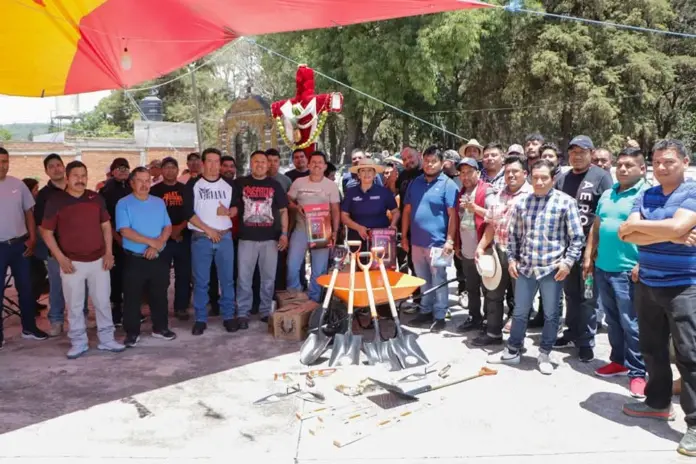 Alma Mireya González reconoce con gratitud la labor de los albañiles en el Día de la Santa Cruz