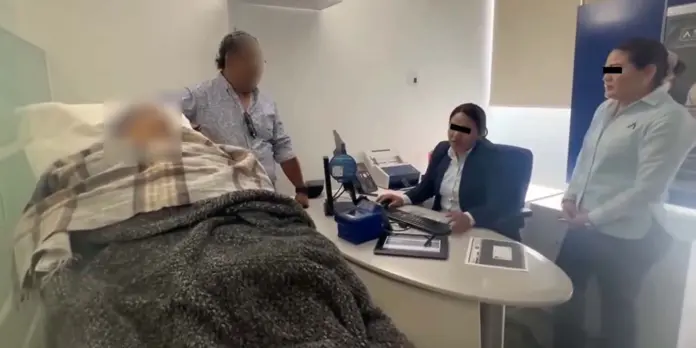 #Video: Banco obliga a abuela de 96 años a presentarse en camilla para activar pensión en Oaxaca