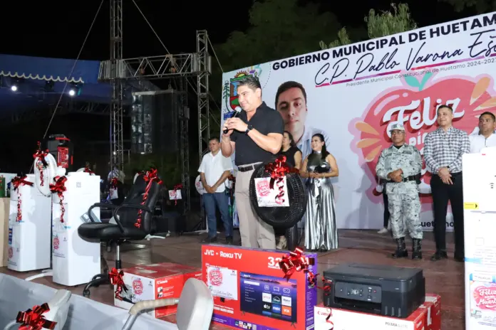 Con una gran fiesta celebra Pablo Varona a maestros de Huetamo