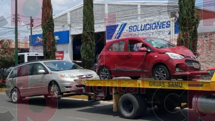 Camioneta y auto colisionar en la avenida Periodismo