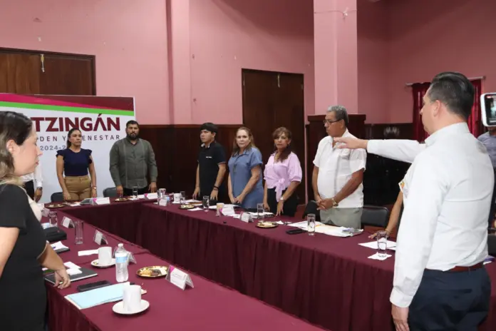 Toma protesta el nuevo secretario del ayuntamiento de Apatzingan