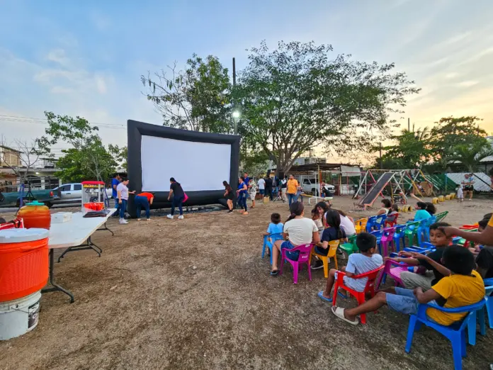 Cine Para Todos llega a la colonia Revolución en Las Guacamayas