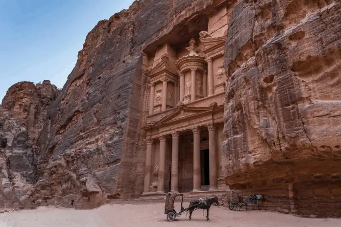 Hallan dos turistas muertos tras inundaciones en Petra