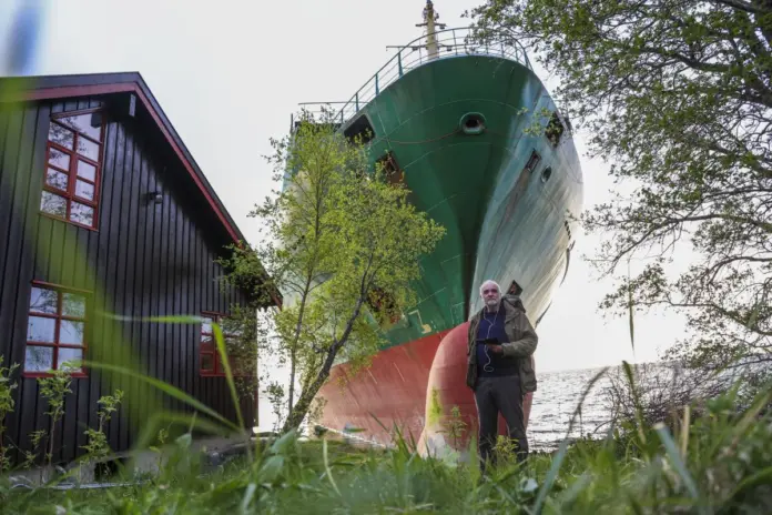Un buque encalla en jardín de una vivienda en Noruega mientras el dueño dormía