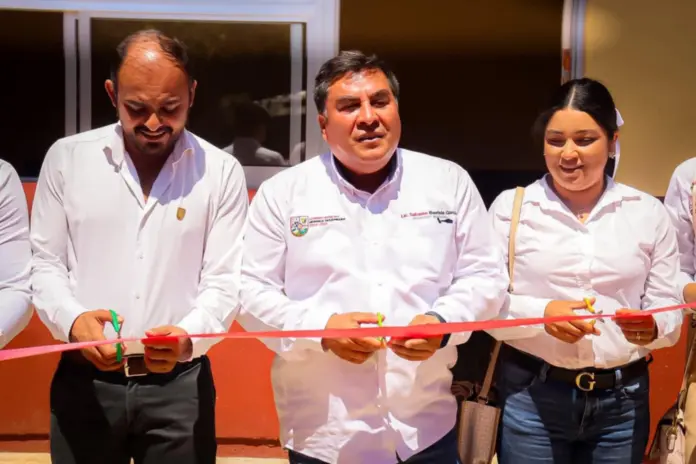 Salvador Bastida García entrega comedor escolar en Tecario el cual será beneficiado para 555 alumnos