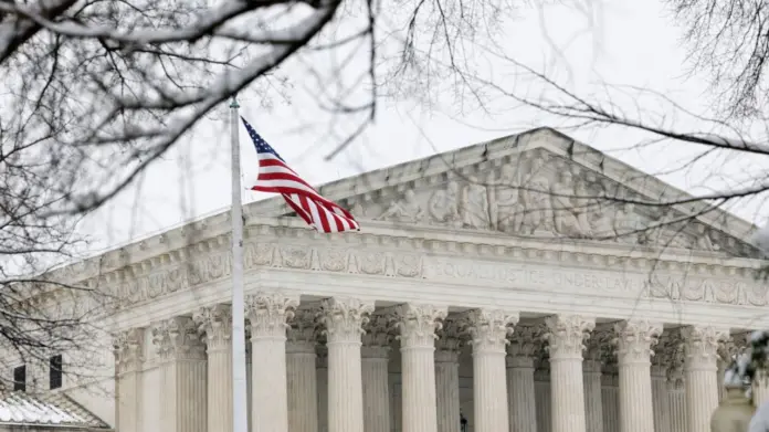 Corte Suprema permitirá a Trump revocar temporalmente el estatus legal a más de 500 mil migrantes