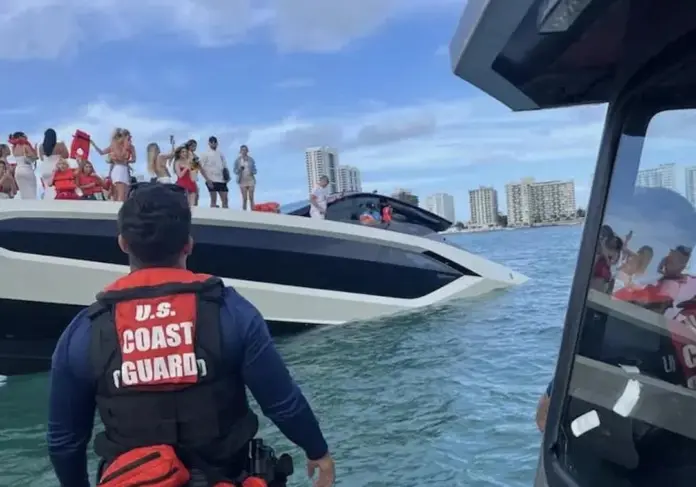 #VIDEO: Yate Lamborghini se hunde en Miami con 32 personas a bordo