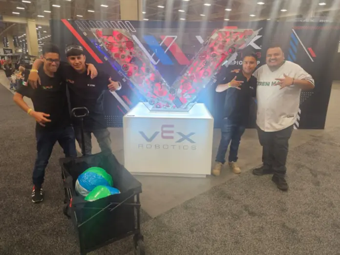 Jóvenes de Lagunillas compiten en torneo internacional de robótica en Dallas, Texas