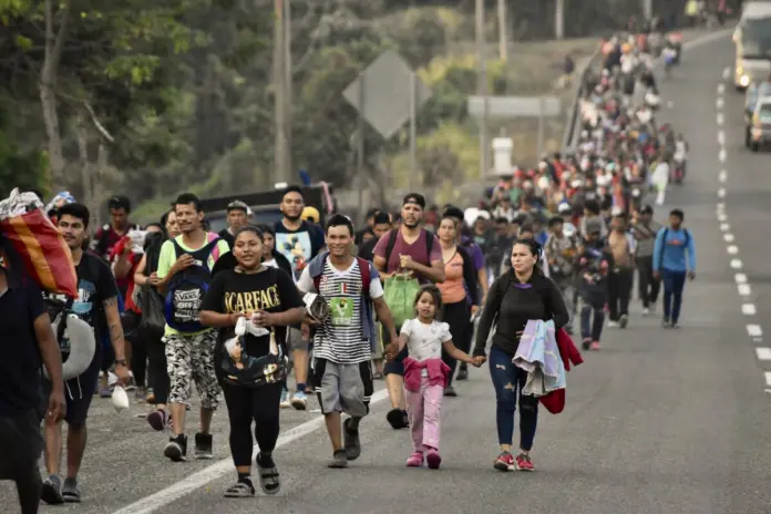 Gobierno de Trump ofrece mil dólares a los migrantes que deciden autodeportarse